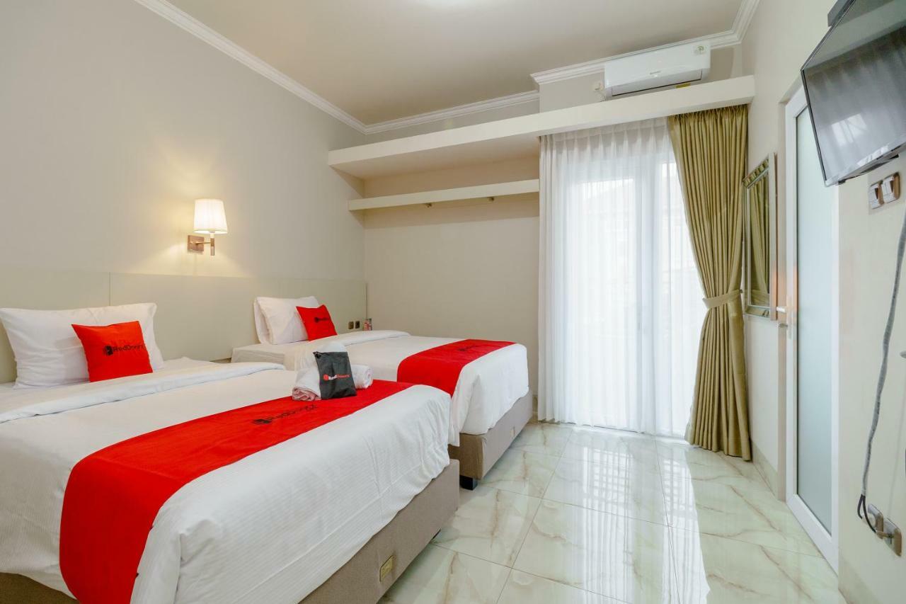 เรดดอร์ซ เนียร์ ตามัน มากัม ปาห์ลาวัน จิกูตรา Hotel บันดุง ภายนอก รูปภาพ